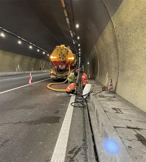 江永隧道排水渠清淤